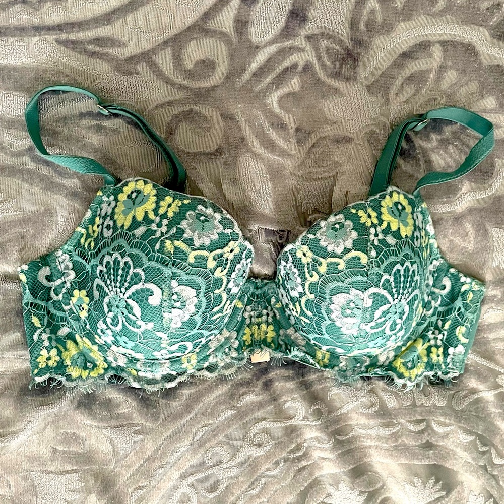 **( SOLD )** Victoria’s Secret Bra